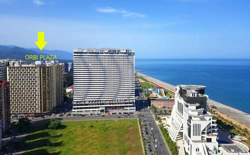 巴统Orbi Plaza Black Sea的靠近大海的高楼空中景观