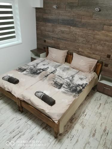鲁塞Hotel Belisimo的一间卧室配有一张大床和木制床头板
