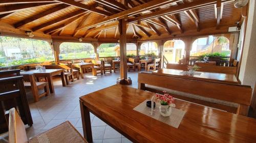 普利特维采湖克内热维奇别墅酒店的餐厅设有木桌和桌椅