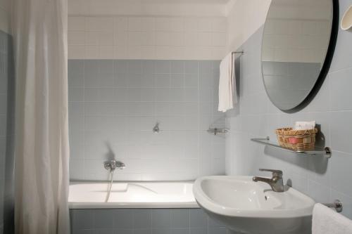 泰塞拉BEST WESTERN Titian Inn Hotel Venice Airport的白色的浴室设有水槽和镜子