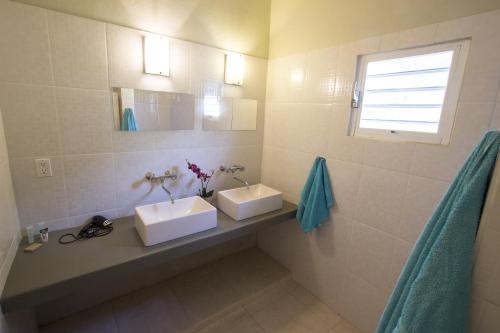 克拉伦代克Villa Mistralea的一间带两个盥洗盆和窗户的浴室