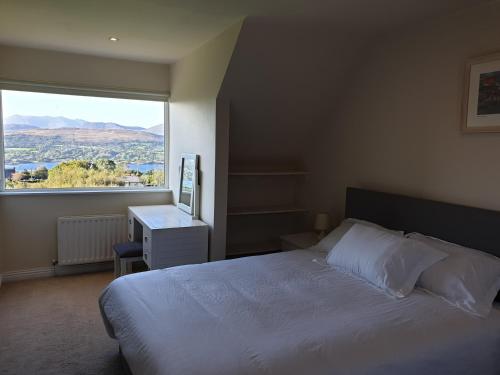 肯梅尔Misty Bay - Kenmare的一间卧室设有一张床和一个大窗户