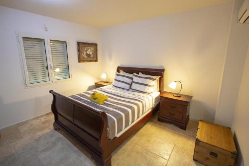 克拉伦代克Aqua Breeze Apartment的一间卧室,床上有一只黄色的填充动物