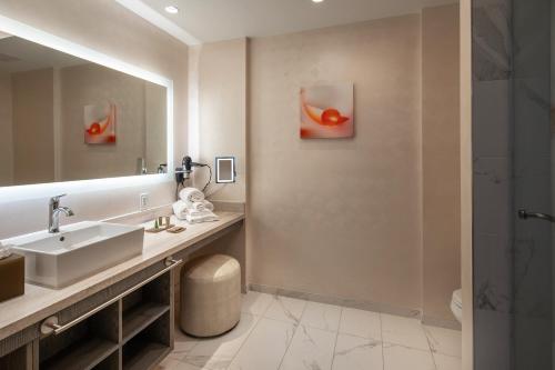 比洛克西斯卡尔洛特珍珠赌场度假酒店的一间带水槽、镜子和淋浴的浴室