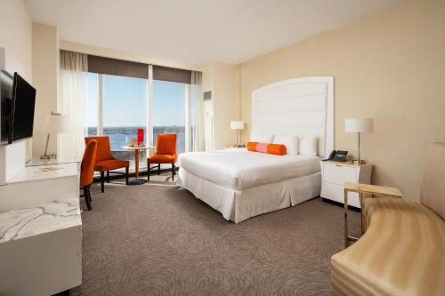比洛克西斯卡尔洛特珍珠赌场度假酒店的酒店客房设有床和客厅。