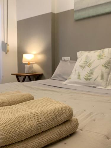 费罗尔Apartamento turístico en pleno centro de Ferrol的一间卧室配有一张带枕头和灯的床