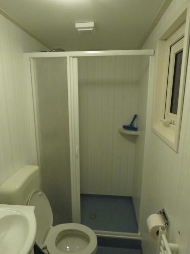 比伦Chalet Seazon R23的带淋浴、卫生间和盥洗盆的浴室