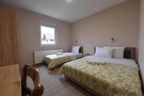 克拉列沃Olimp的酒店客房设有两张床和窗户。