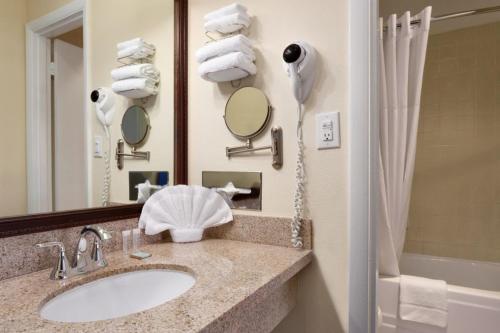 奥兰治县机场酒店的一间浴室