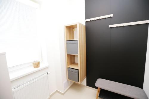 沙莫林Šamorín - apartment in the center - free parking的一间设有黑色门、椅子和窗户的房间