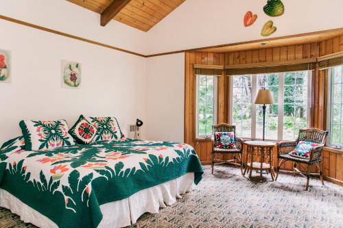 Kilauea Lodge and Restaurant客房内的一张或多张床位