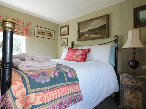 格洛斯特Crows Cabin的一间卧室配有一张床铺,床上有毯子