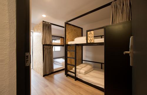 嘉义市仲青行旅嘉义馆的带两张双层床的客房和门廊