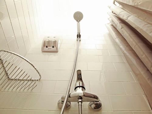 新加坡梦想胶囊旅馆的带淋浴的浴室和网球拍