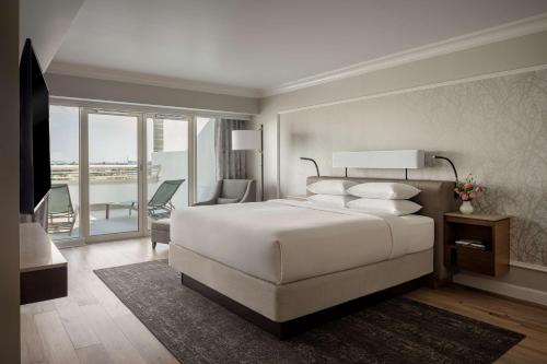 奥兰多国际机场凯悦酒店客房内的一张或多张床位