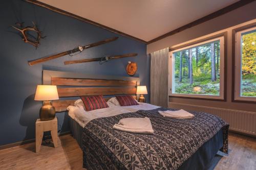 穆奥尼奥Jeris Lakeside Resort的一间卧室设有一张床和一个窗口