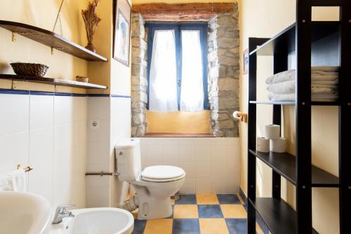 AlbellaCasas Arana - Parque Nacional De Ordesa的一间带卫生间、水槽和窗户的浴室