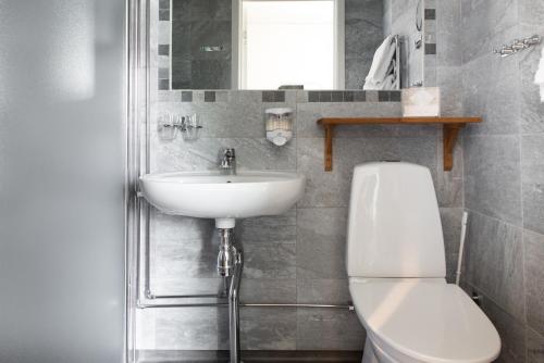 胡丁厄Balingsholm的浴室配有白色卫生间和盥洗盆。