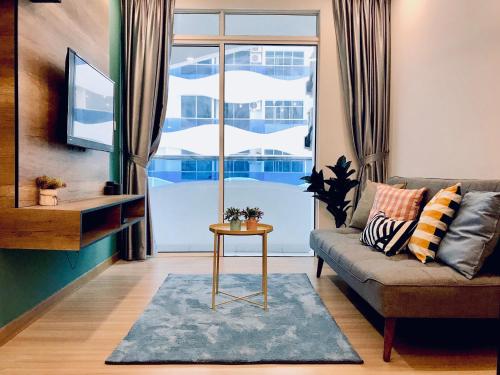 马六甲The Wave Suites Melaka的带沙发和窗户的客厅