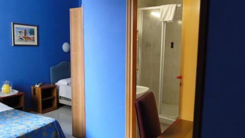 罗马阿尔塔维拉德西酒店的蓝色的客房 - 带淋浴和一间卧室