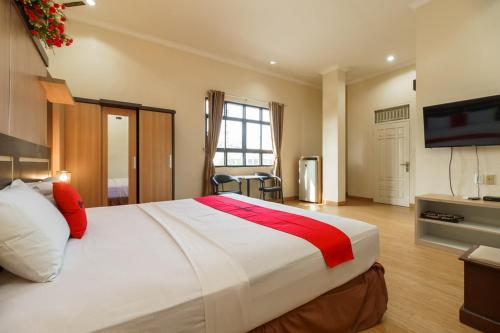RedDoorz Plus @ Hotel Sempurna Watervang Lubuk Linggau客房内的一张或多张床位