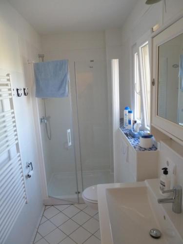 Moratinos莫拉蒂诺斯旅馆的带淋浴和盥洗盆的白色浴室