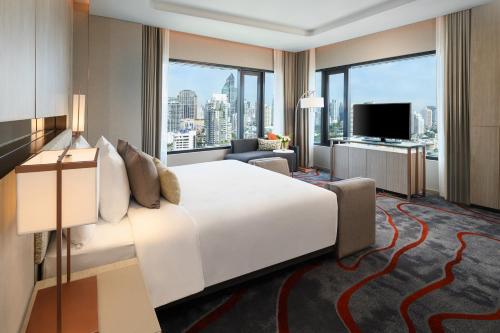 曼谷日航酒店客房内的一张或多张床位