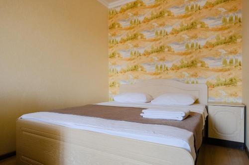 托木斯克Apart Petrovskie on Sovetskaya 60的一间卧室配有一张壁画床
