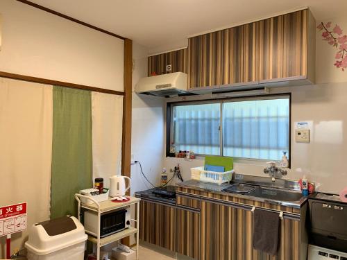 东京Kamata Ann的一间带水槽和卫生间的小厨房
