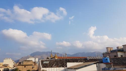 巴勒莫阿尔巴格里奥迪马克达住宿加早餐旅馆的享有背景群山建筑屋顶的景色