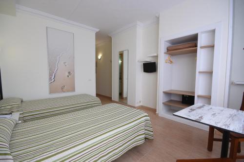 大加那利岛拉斯帕尔马斯蒂诺卡公寓的一间卧室配有两张床和一张桌子