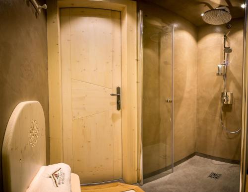 莫尔济讷Hotel & Spa Le Dahu的带淋浴的浴室和玻璃门