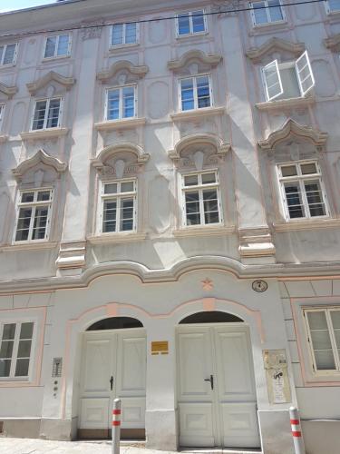 维也纳Your Home In Vienna的一座大型建筑,设有两扇白色门窗