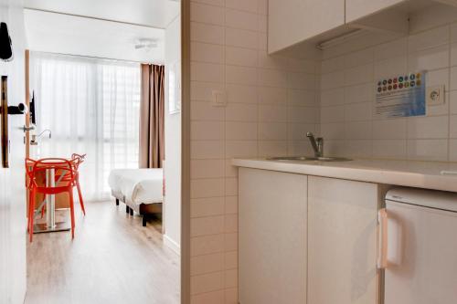 波尔多渣油加乐里塔特里酒店的带水槽的厨房和1间带床的房间