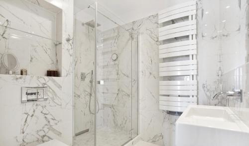 格丁尼亚Apartament Sea Towers View的带淋浴和盥洗盆的白色浴室