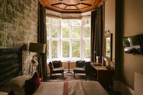 泰恩河畔纽卡斯尔杰斯蒙德达尼酒店的一间卧室设有一张床、一个窗口和一张桌子