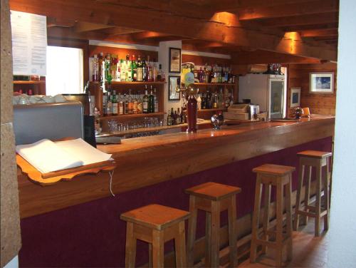 圣韦朗特拉斯大酒店的酒吧设有木凳和带酒吧的吧台