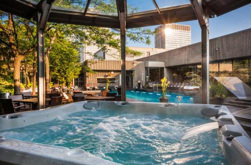蒙特利尔蒙特利尔文德酒店的一个带按摩浴缸的庭院,设有游泳池