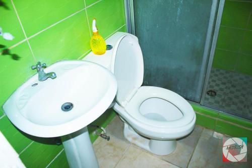 下博克特CASA MARLE的浴室配有白色卫生间和盥洗盆。