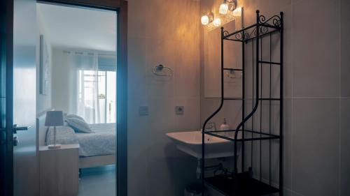 格拉纳迪利亚德亚沃纳Okeanos Super 2 bedrooms LT-P的一间带水槽、床和镜子的浴室