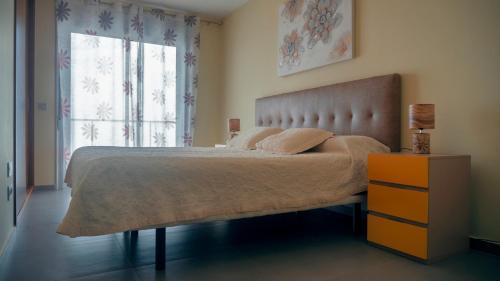 格拉纳迪利亚德亚沃纳Okeanos Super 2 bedrooms LT-P的一间卧室设有一张大床和一个窗户。