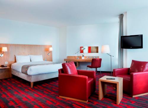 阿伯丁雷迪森公园阿伯丁客栈的酒店客房,配有一张床和两张红色椅子