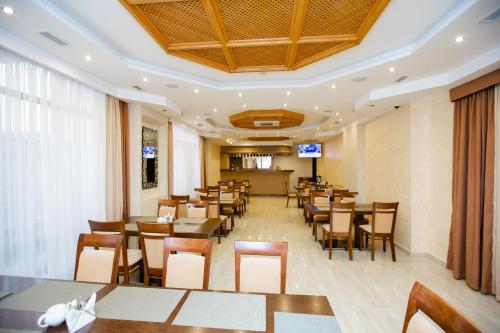 阿德勒索菲亚酒店的餐厅内带桌椅的用餐室