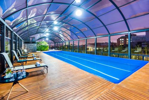 波哥大科斯莫斯100号酒店及会议中心的一座带天花板的大型游泳池