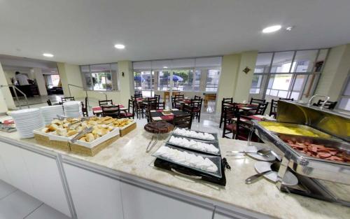 马塞约Lagoa Mar Inn - Estacionamento e duas crianças de até 10 anos Será Free的餐厅的自助餐点,食物