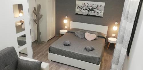 锡拉库扎The Ladybug Holiday House - Locazione Turistica的一间小卧室,配有一张床和镜子