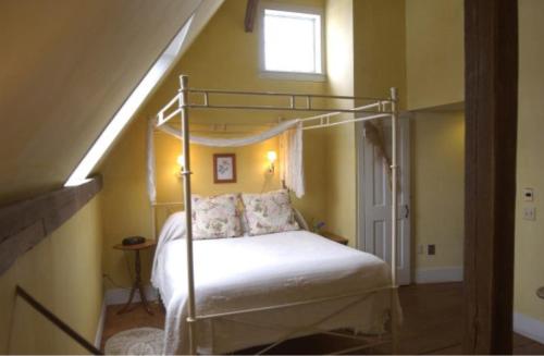 New MarlboroughGedney Farm的一间卧室配有一张带金属床架的床