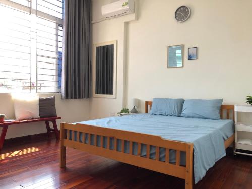 河内Khai Homestay的一间卧室配有一张带蓝色毯子的大床
