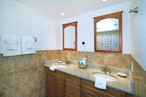 萨尼贝尔埃兰德旅馆的浴室设有2个水槽和镜子
