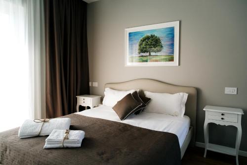比通托San Marco Antico Relais - B&B的一间酒店客房,配有床和一棵树